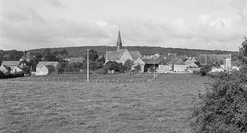 Vue d'ensemble du village depuis l'est.