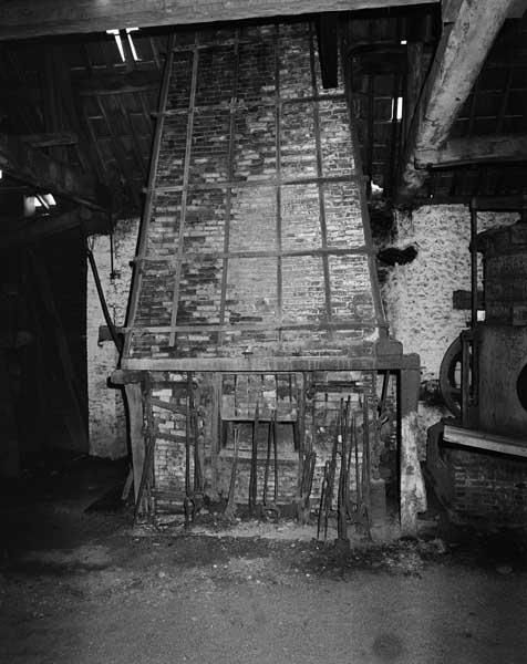 Atelier de fabrication (1). Foyer et cheminée de la chaufferie et outillage. Vue d'ensemble.