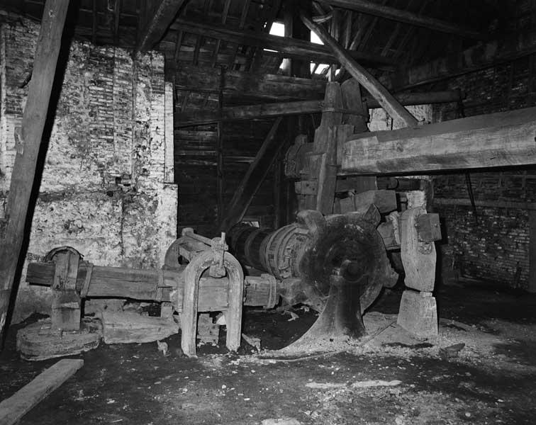 Atelier de fabrication (1). détail : arbre à cames, marteau hydraulique et martinet.