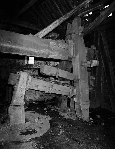 Atelier de fabrication (1).Vue intérieure : détail : marteau hydraulique, ressort et drôme.