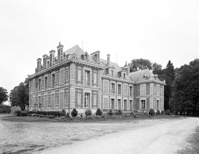 Les Chaises. château fort, château. ; Logis vu du nord-ouest. ; Vaunoise, Les Chaises : château fort, château.
