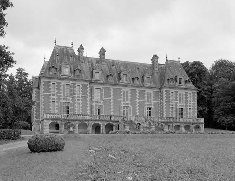 Logis, élévation extérieure est sur cour d'honneur.