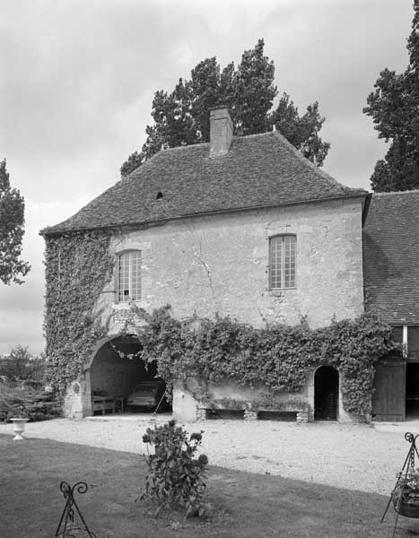 Manoir de la Bulardière. Elévation extérieure sud sur cour. ; Elévation extérieure sud sur cour. ; Sérigny, manoir de la Bulardière.