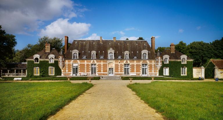 Château du Tertre. ; Logis, élévation extérieure ouest. ; Sérigny, château du Tertre.