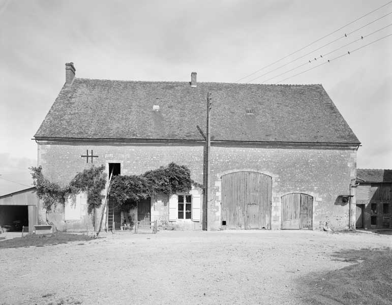 L'Aunay. Logis et grange, élévation extérieure est sur cour. ; Logis et grange, élévation extérieure est sur cour. ; Ferme à l'Aunay : logis et grange.