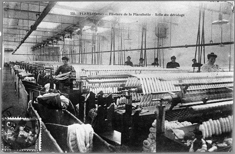 FLERS (Orne). Filature de la Planchette - Salle du dévidage.- Carte postale, éd. Albert Buisson, début 20e siècle. (Collection particulière G. Bourdin).