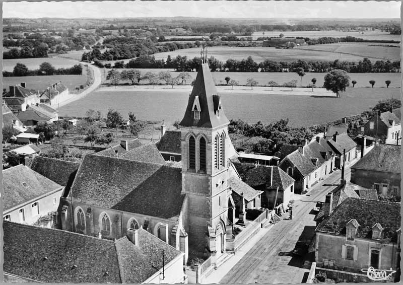 Origny-le-Roux. Vue aérienne du centre. ; Vue aérienne du centre.- Carte postale, CIM, impr. Colombier à Macon, milieu 20e siècle.