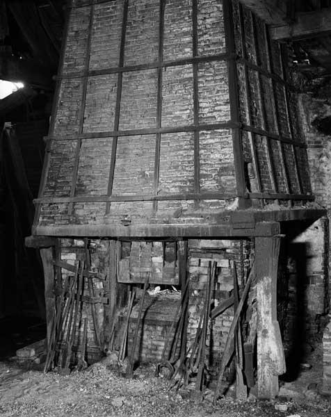 Atelier de fabrication (1). Foyer et cheminée de la chaufferie et outillage. Vue d'ensemble.