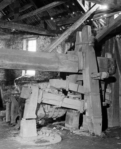 Atelier de fabrication, vue intérieure : marteau hydraulique, ressort et drôme.