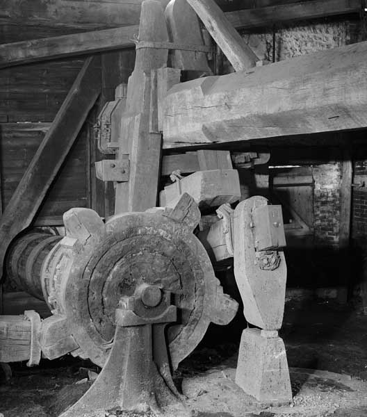 Atelier de fabrication (1). Arbre à cames et marteau hydraulique.
