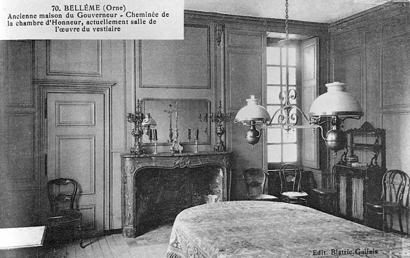 70. Bellème (Orne). Ancienne maison du Gouverneur. Cheminée de la chambre d'Honneur, actuellement salle de l'oeuvre du vestiaire.- Carte postale, Blatrie-Gallais, début 20e siècle. (Collection particulière).