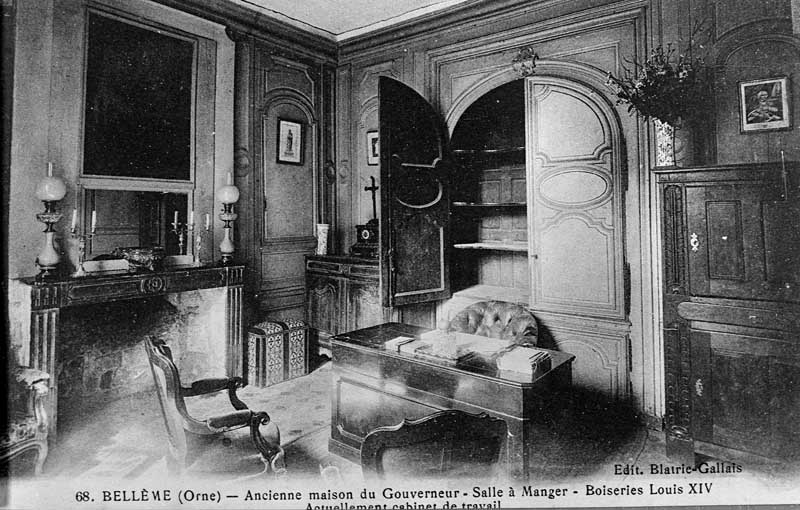 68. Bellème (Orne). Ancienne maison du Gouverneur. Salle à manger, boiseries Louis XIV.- Carte postale, éd. Blatrie-Gallais, début 20e siècle (Collection particulière).