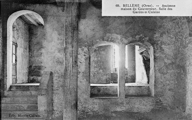 69. Bellème (Orne). Ancienne maison du Gouverneur. Salles des Gardes et cuisines.- Carte postale, éd. Blatrie-Gallais, début 20e siècle (Collection particulière).