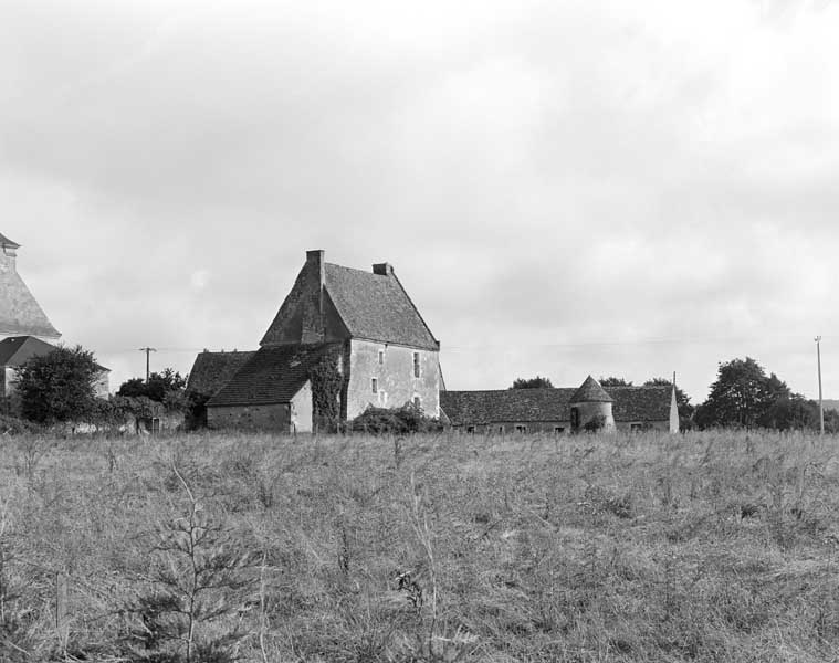 Vue d'ensemble, élévations extérieures ouest. ; Chemilli, prieuré de Bénédictins Saint-Germain.