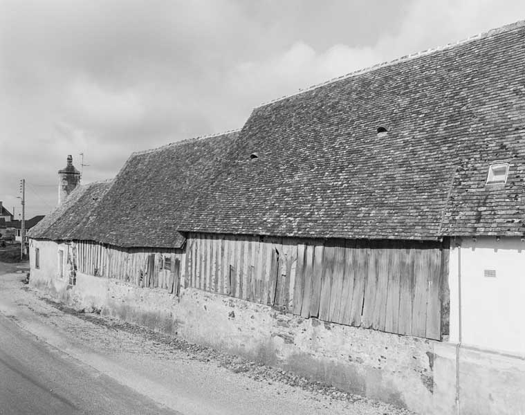 Bâtiment agricole en pan de bois.