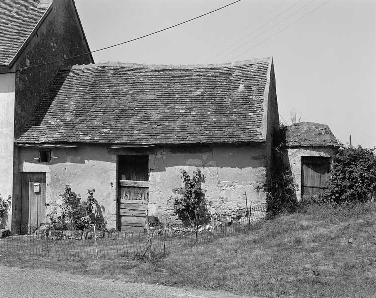 Marcilly, édifice agricole et puits.