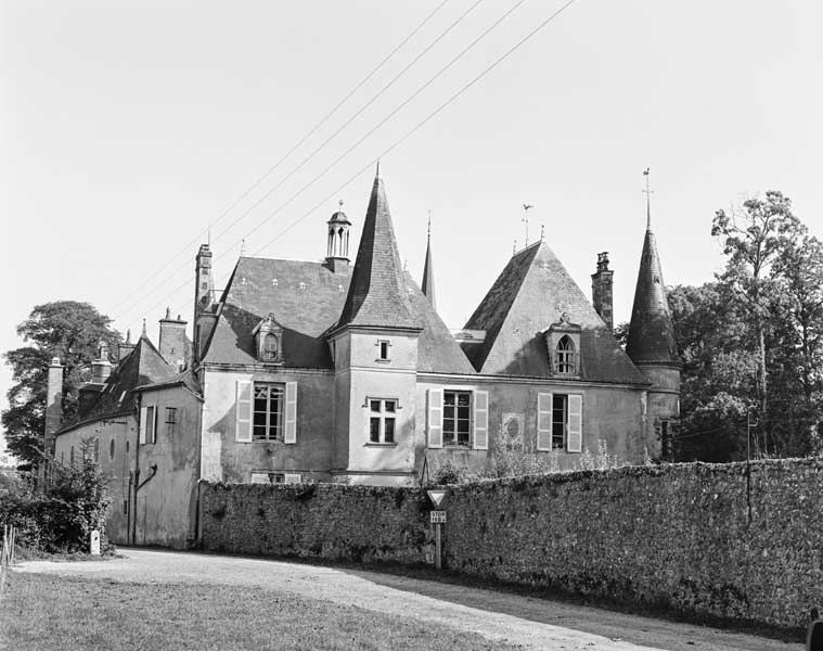 Château, vue du nord est. ; Château, vue du nord est.
