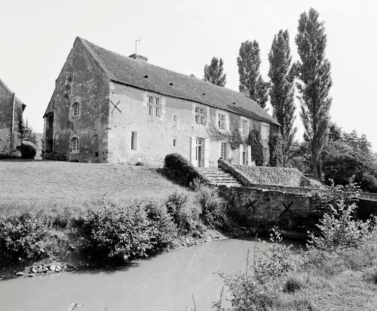 Logis, élévation extérieure nord ouest sur jardin. ; Chemilli, Le Grand Clinchamps : château fort.