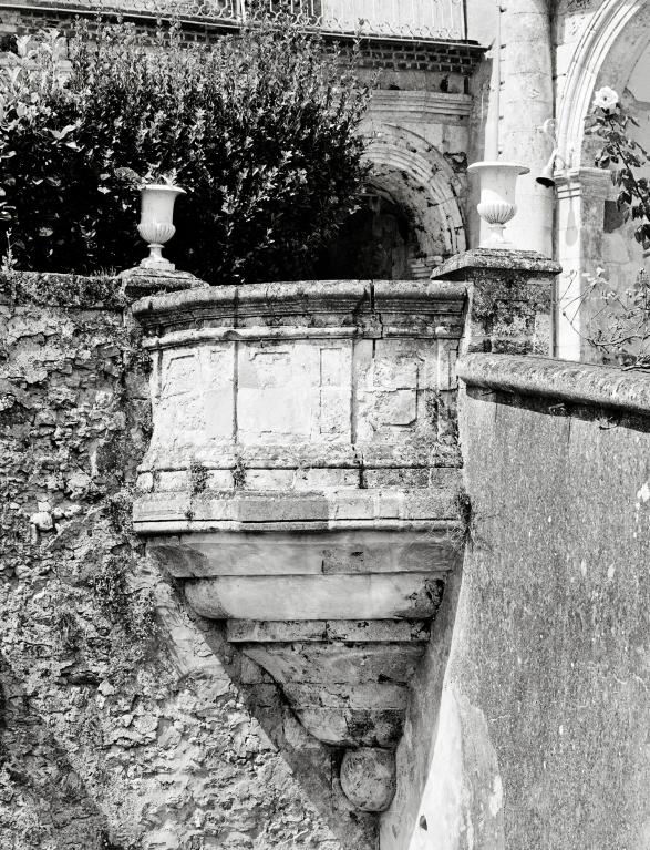 Mur de clôture, balcon d'angle sur cul de lampe.