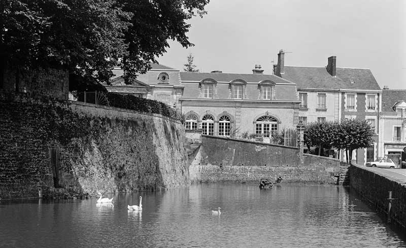 Douves et réservoir, boulevard Bansard du Bois.