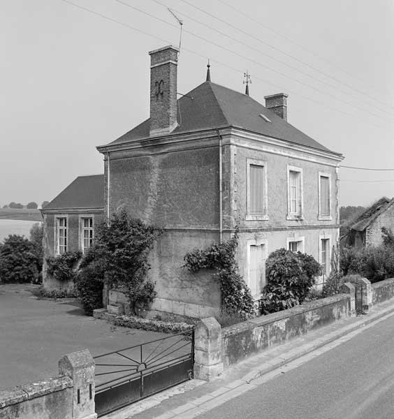Mairie, école. ; Mairie, école.
