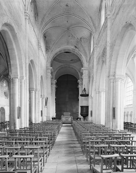 Vue de la nef vers le choeur.