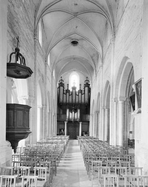 Vue du choeur vers la nef.