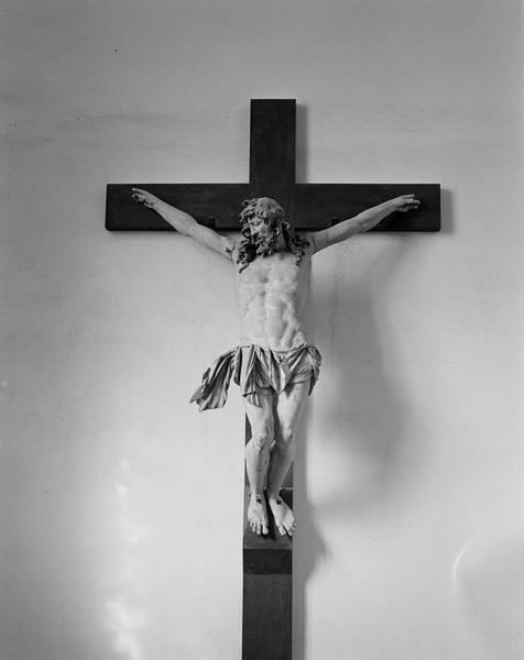 Statue : Christ en croix