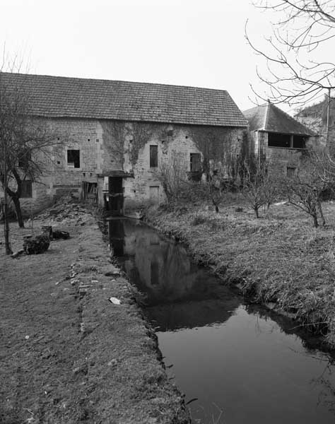 Bâtiment du moulin, élévation extérieure est, sur canal d'amenée. ; Bâtiment du moulin, élévation extérieure est, sur canal d'amenée.