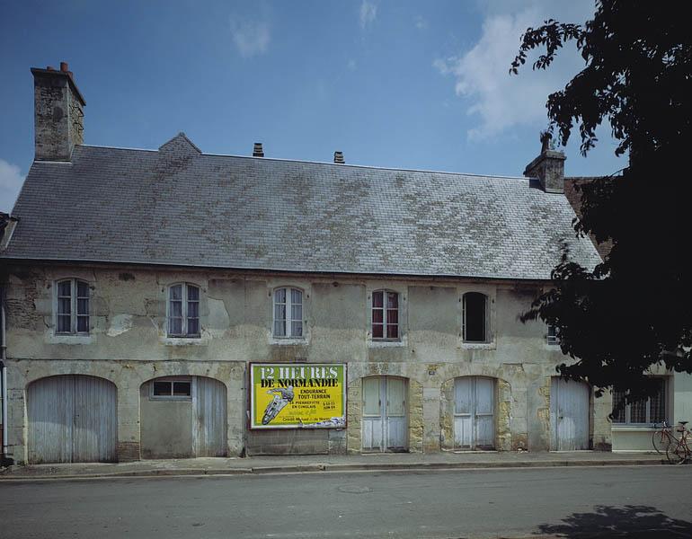 Magasin de commerce. Elevation principale sur rue.