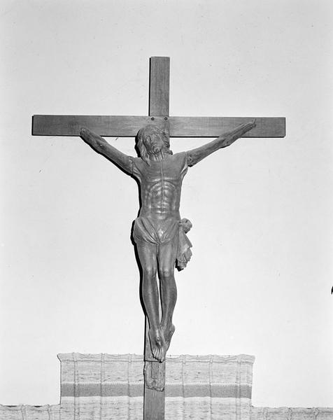 Statue : Christ en croix (1)