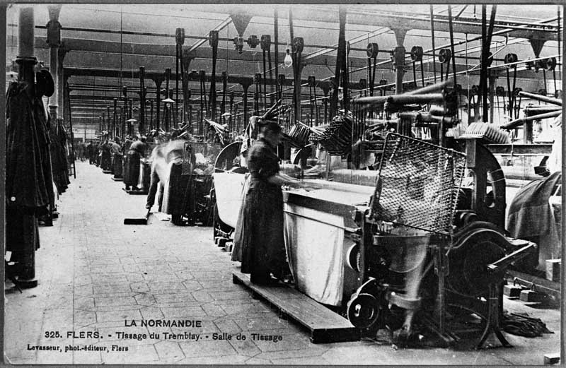 Saint-Georges-des-Groseillers. Tissage. Tissage du Tremblay. - Salle de Tissage.- Carte postale. ; LA NORMANDIE 325. FLERS. - Tissage du Tremblay. - Salle de Tissage.- Carte postale, éd. Levasseur, début 20e siècle. (Collection particulière G. Bourdin).