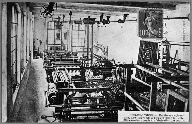 Flers de l'Orne. Un tissage mécanique, 5000 tisserands à Flers et 3000 à la Ferté-Macé sont employés à la fabrication des coutils.- Carte postale, éd. Maison Jeanne d'Arc, début 20e siècle. (Collection particulière G. Bourdin).
