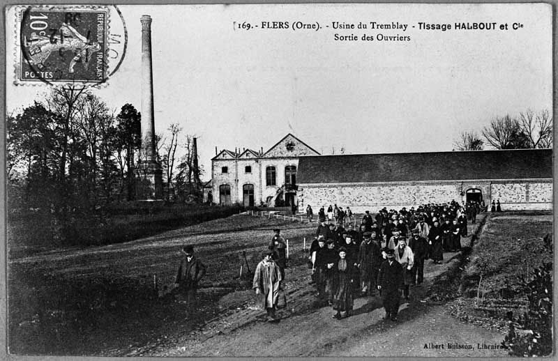 169. FLERS (Orne). - Usine du Tremblay - Tissage HALBOUT et Cie. Sortie des Ouvriers.- Carte postale, éd. Albert Buisson, début 20e siècle. (Collection particulière G. Bourdin).