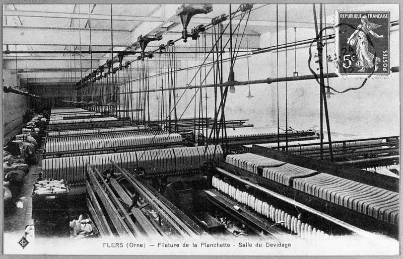 FLERS (Orne). Filature de la Planchette - salle de dévidage.- Carte postale, début 20e siècle. (Collection particulière G. Bourdin).