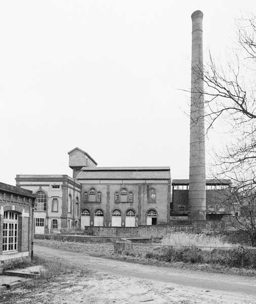 Bâtiment des chaudières et cheminée.