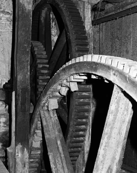 Transmission de la roue, détail des engrenages en bois et en fonte.