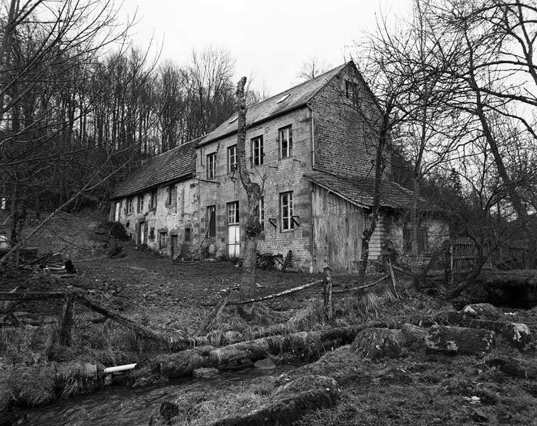 Elévation extérieure nord-est et cours naturel.