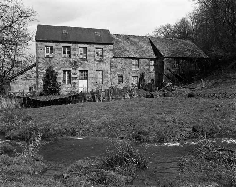 Elévation extérieure sud-ouest et cours naturel.