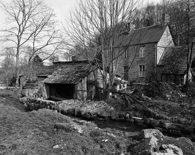 Vestiges du lavoir à laine et cours naturel.