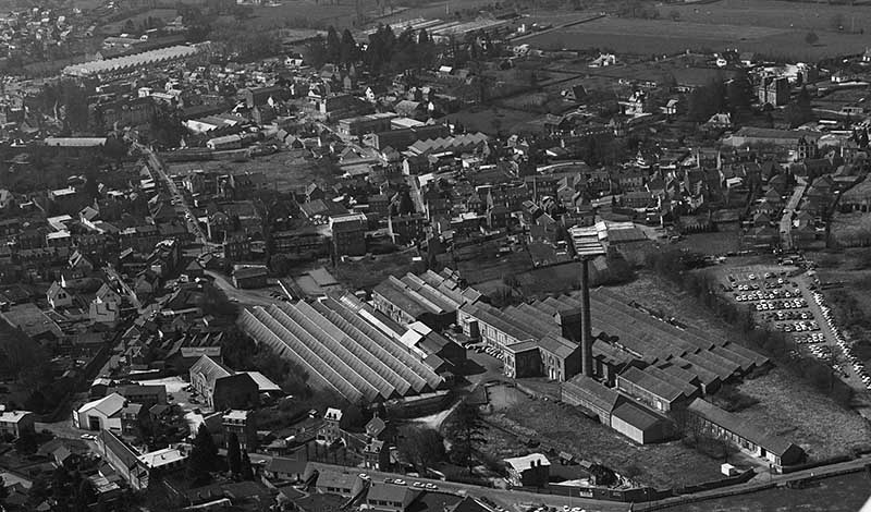 Vue aérienne partielle de Flers. Au premier plan, usine de la Planchette. A gauche de la cheminée : tissage (commune de Flers), à droite : filature (commune de Saint-Georges-des-Groseilllers).