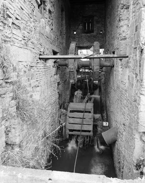 Vestige de l'arbre de la roue encagée du Grand Moulin à Fresney-le-Puceux.