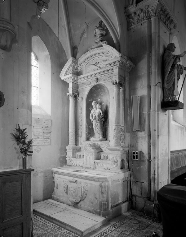 Ensemble de l'autel secondaire de la Vierge : autel, retable architecturé et tabernacle