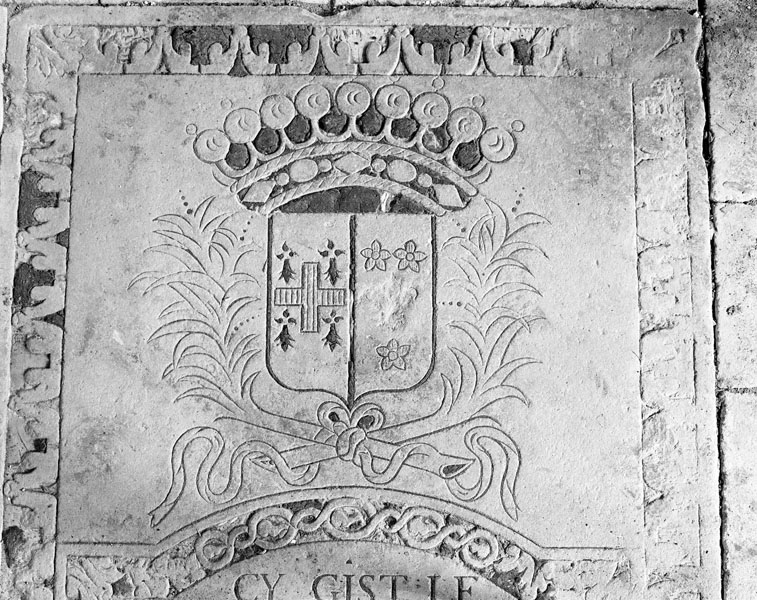 Dalle funéraire de Geneviève de Nolle, veuve de Guillaume de Clacy. Détail des armes des familles de Nolle et de Clacy.