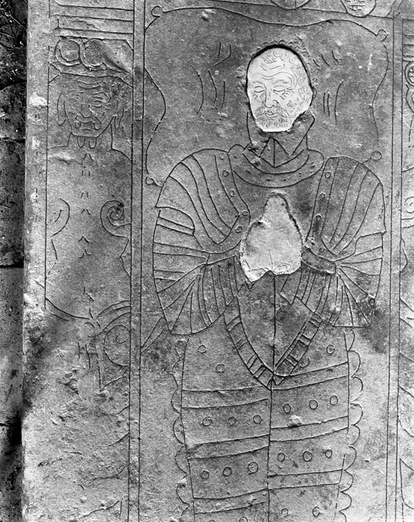 Dalle funéraire de Charles de Lalongny. Vue partielle.