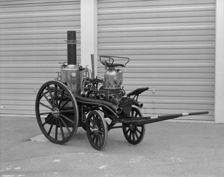 Vue latérale droite (voiture équipée d'un timon à traverse pour la traction humaine à bras).