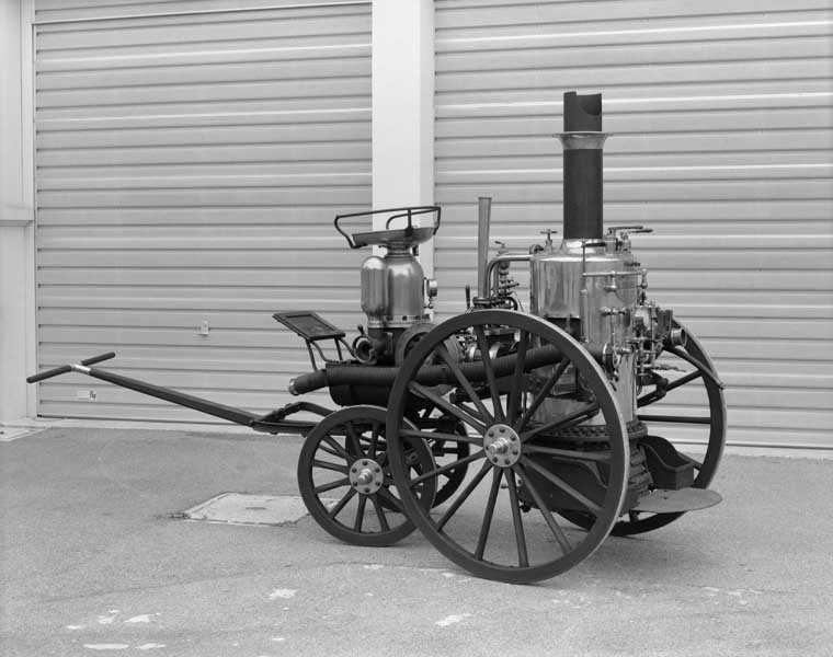 Vue latérale gauche (voiture équipée d'un timon à traverse pour la traction humaine à bras).