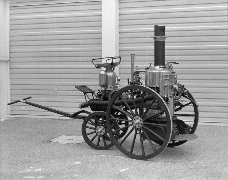 Vue latérale gauche (voiture équipée d'un timon à traverse pour la traction humaine à bras).