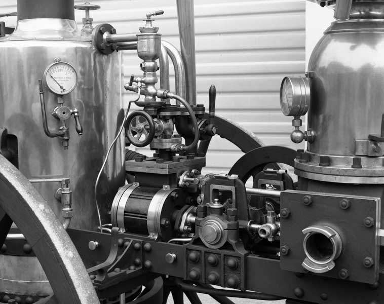 Mécanisme entre le réservoir d'aspiration d'air et la chaudière, face droite.