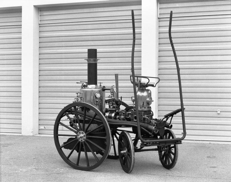 Vue latérale droite : voiture équipée de brancards pour la traction hippomobile.